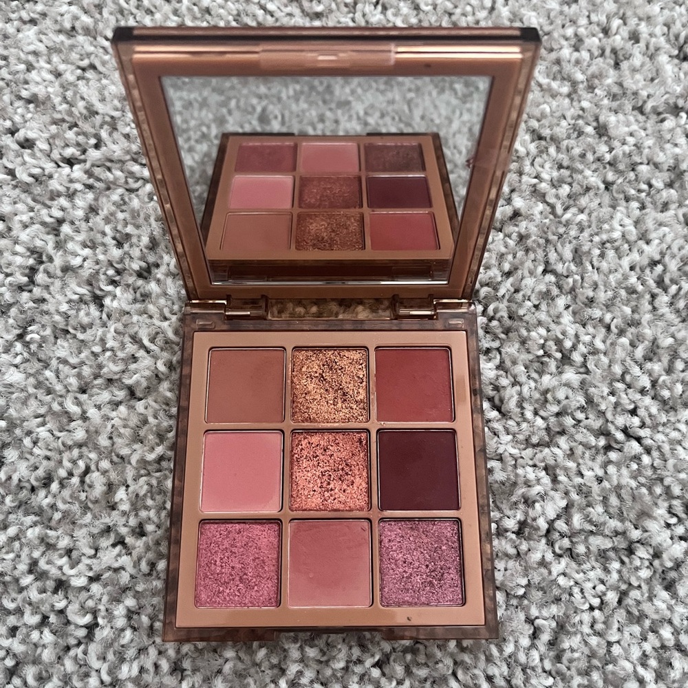 Huda Beauty Nude Eyeshadow Palette in Medium